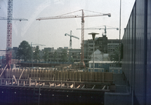 803709 Gezicht op de bouw van het kantoor- en winkelcentrum Hoog Catharijne te Utrecht, met rechts de Stationstraverse.